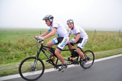 FOTO: Záběr na členy ostravského týmu na trati cyklomaratonu.