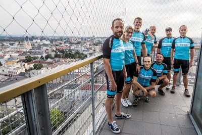 Tým Ostrava 750!!! se před odjezdem vyfotil na vyhlídkové plošině Nové radnice. Foto: Jiří Zerzoň