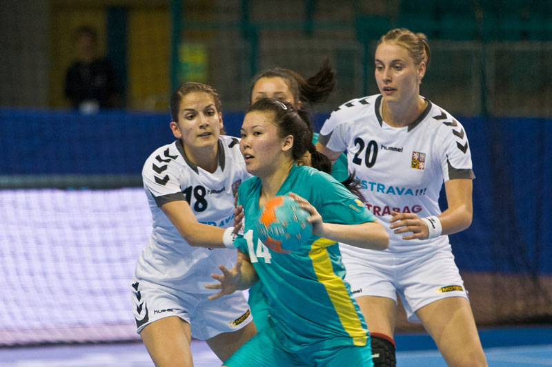 Marčíková (18) a Weisenbilderová v zápase proti Kazaškám