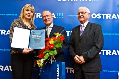 Na snímku Jan Hališka (uprostřed) u převzetí titulu Senior roku 2012. Vlevo náměstkyně primátora Simona Piperková, vpravo zastupitel města Ostravy Lubomír Pospíšil. FOTO: Jiří Zerzoň