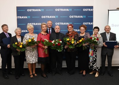 Letošní ocenění. Zleva: Z. Kačor (KS DK Akord), M. Paskonková, H. Bilíková, Š. Zubková (KS DK Akord), náměstek primátora Zbyněk Pražák, Česlav Pietoň, Danuše Námešná, Marie Návratová, manželka Ludvíka Kunce a Zdeněk Jakubek. Foto: Adolf Horsinka 