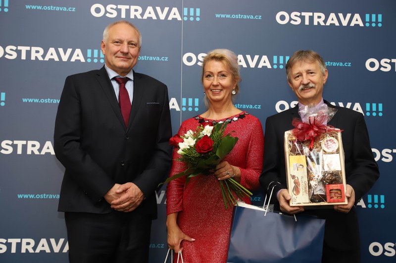 Náměstek primátora Zbyněk Pražák se zástupci nejlepšího seniorského klubu Šárkou Zrubkovou a Zdeňkem Kačorem.  Náměstek primátora Zbyněk Pražák se zástupci nejlepšího seniorského klubu Šárkou Zrubkovou a Zdeňkem Kačorem.