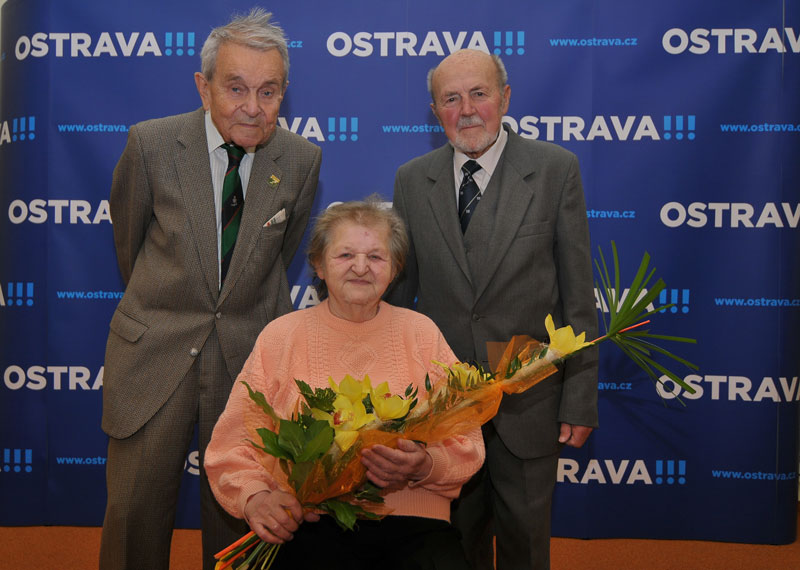 K foto: Lubomír Pásek (vlevo), Josef Přibyl a Zdenka Swiderská na společné fotografii