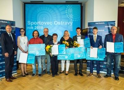 Ocenění sportovci s vedením města. Foto: Jiří Zerzoň