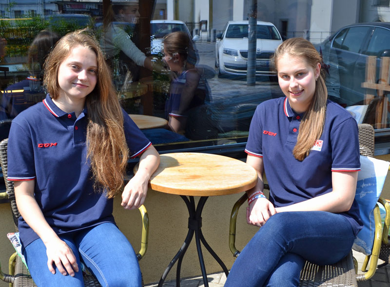 Poběží i hokejistky A. Zíková (vlevo) a B. Škodová.