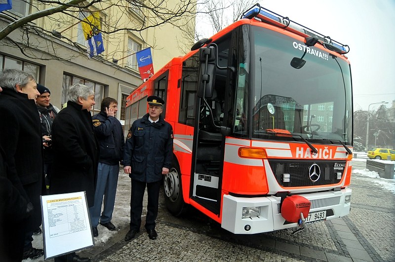 Dva Mercedesy míří k profesionálním hasičům