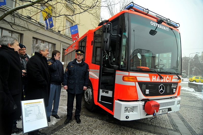 Dva Mercedesy míří k profesionálním hasičům