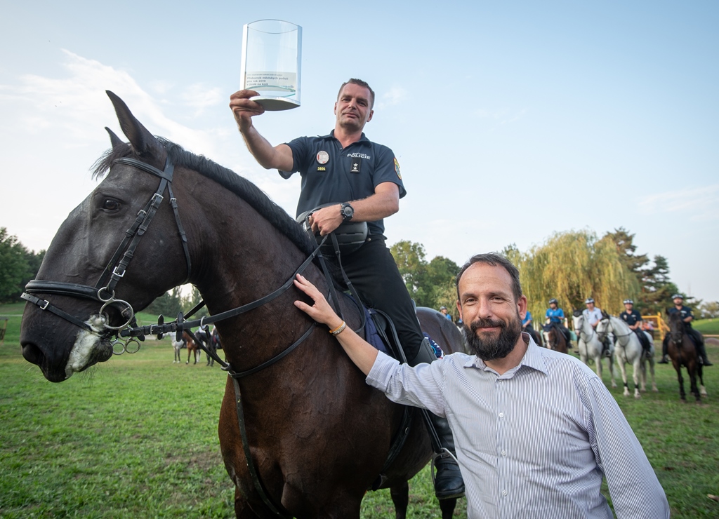 Primátor Tomáš Macura předal cenu nejúspěšnějšímu jezdci, ostravskému Danielu Orsagovi. Foto: Lukáš Kaboň