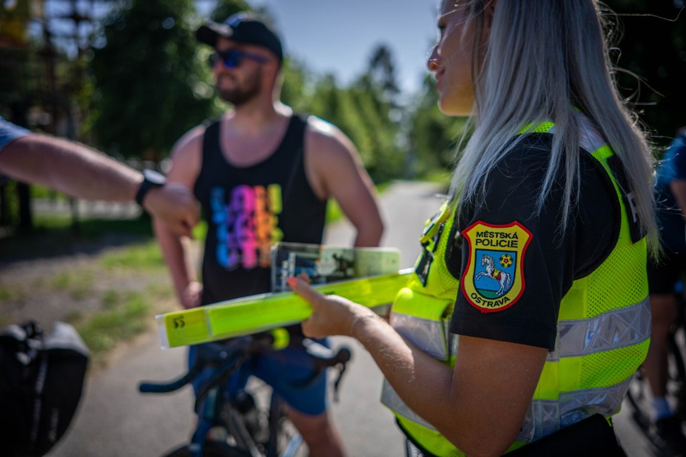Cyklisté obdrželi od MPO také reflexní pásky Cyklisté obdrželi od MPO také reflexní pásky