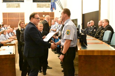 Ostravský primátor Jan Dohnal s oceněnými strážníky. Foto: MMO