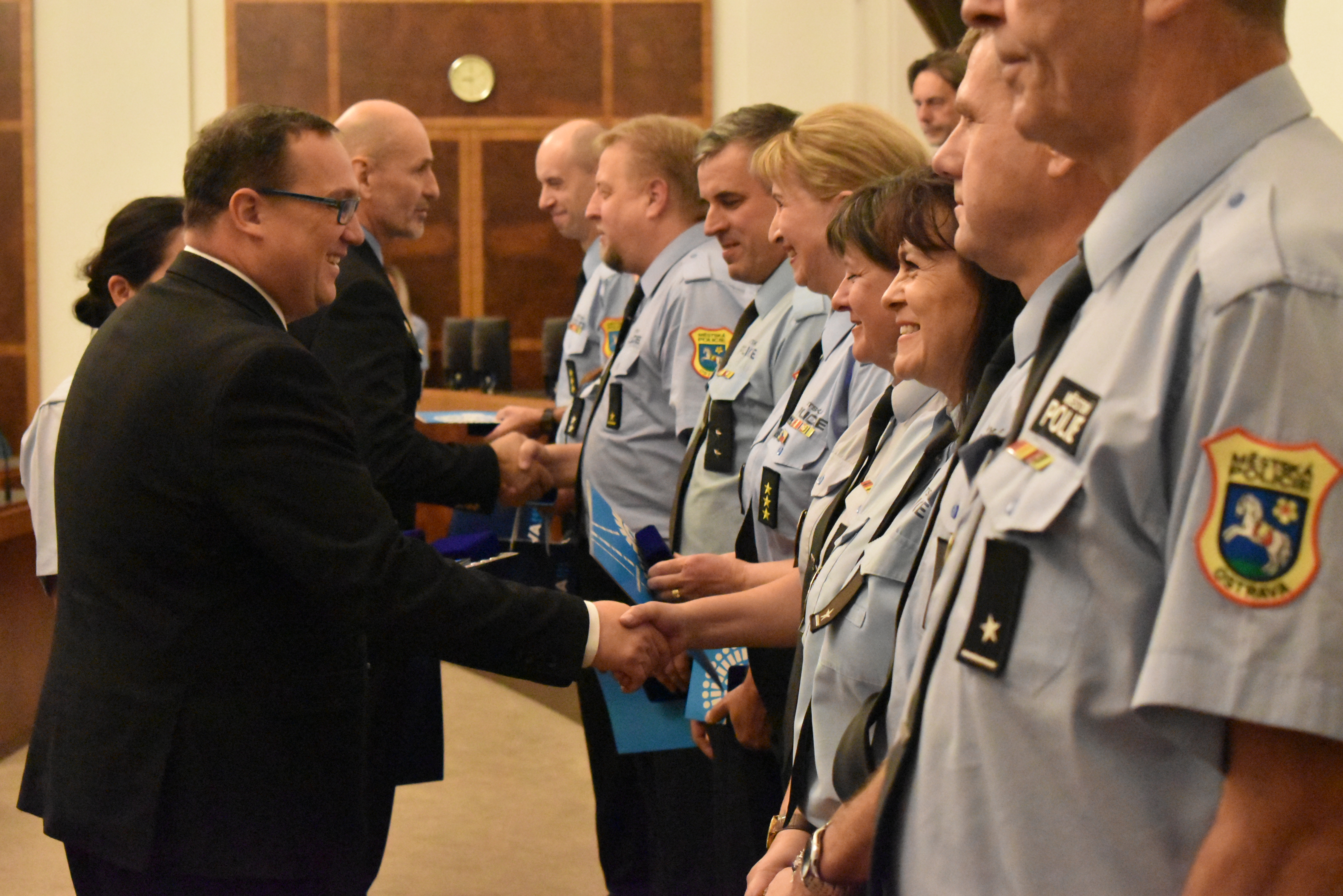 Ostravský primátor Jan Dohnal při oceňování městských strážníků. Foto: MMO