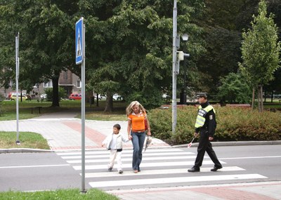 Městský strážník u přechodu pro chodce. Foto: MMO