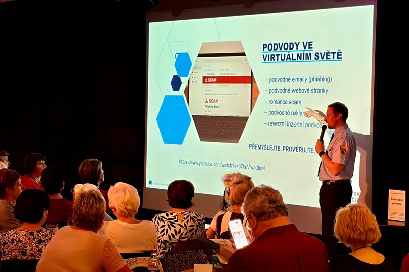 Přednáška preventistů Městské policie Ostrava, určená seniorům. Foto: MPO
