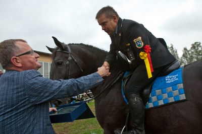 Liboru Zedníčkovi blahopřeje náměstek primátora Tomáš Petřík.  Foto: J. Zerzoň