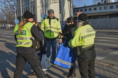 Preventivní akce ostravských strážníků, zaměřená na zvýšení viditelnosti chodců. Foto: MPO