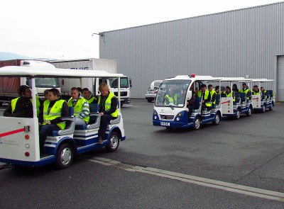 FOTO: Studenti na návštěvě automobilky. Snímek: OER
