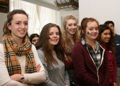 Irská děvčata si na návštěvu radnice vyzdobila tváře irským symbolem trojlístku zvaným Shanrock. Foto: B. Krzyžanek