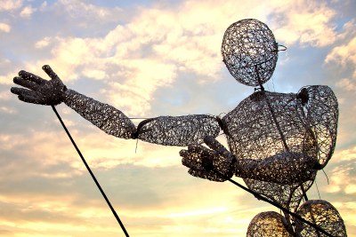 Obří světelné loutky vyrobené z průhledných svítících vláken.