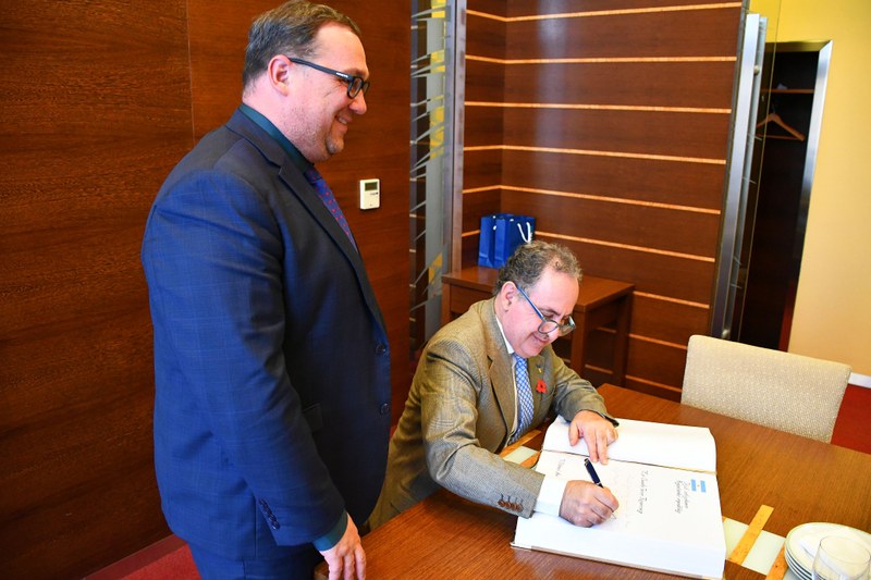 Velvyslanec Argentinské republiky jeho Excelence  Claudio Javier Rozencwaig zapisuje do pamětní knihy města Ostravy. Foto: MMO