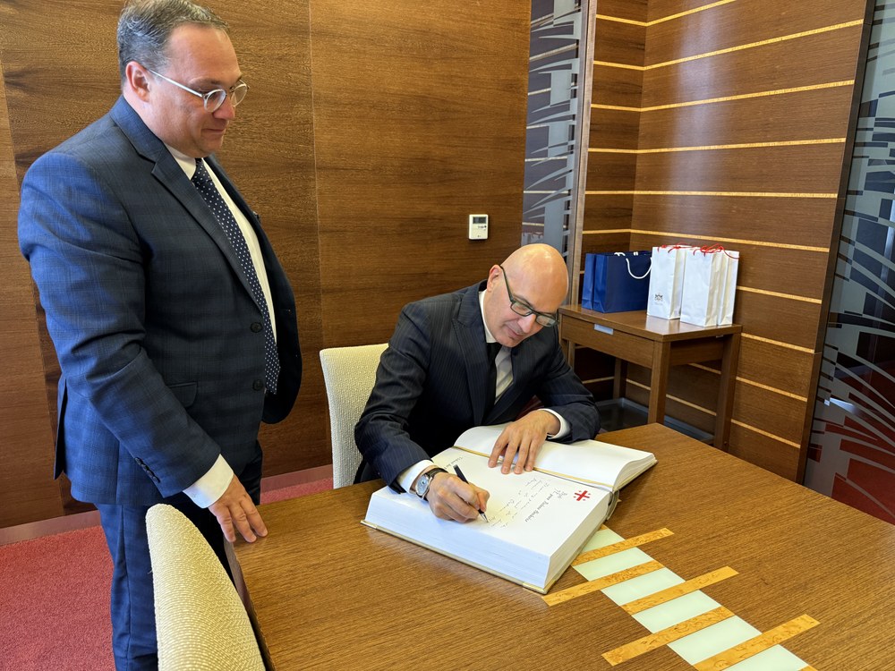 Gruzínský velvyslanec se za přítomnosti primátora Jana Dohnala podepsal do městské pamětní knihy Gruzínský velvyslanec se za přítomnosti primátora Jana Dohnala podepsal do městské pamětní knihy