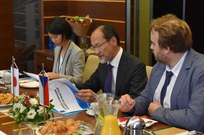 Hideo Suzuki se živě zajímal o využití vodíku v ostravské MHD. Foto: MMO