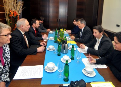 Ministr Jiří Dientsbier se svými spolupracovníky při jednání s představiteli města Ostravy.  Foto: J. Urban