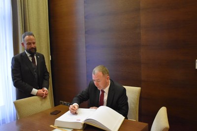 Jeho Excelence Mateusz Gniazdowski při zápisu do ostravské pamětní knihy. Foto: MMO