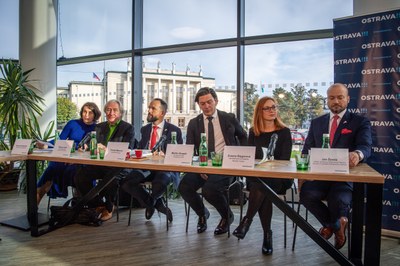 Steven Holl (druhý zleva) na tiskové konferenci se zástupci vedemí města. Foto: Lukáš Kaboň