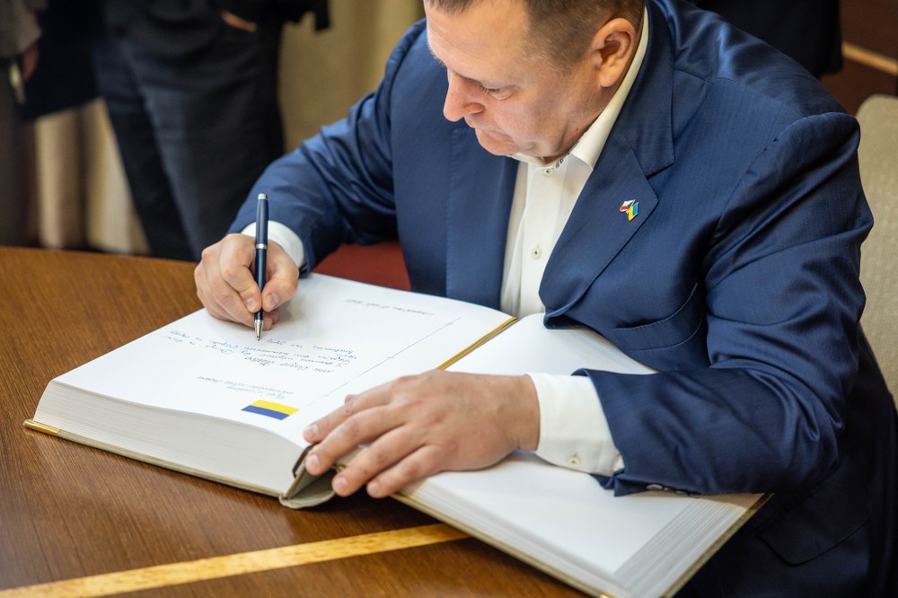 Primátor Dnipra Borys Filatov při zápisu do městské pamětní knihy