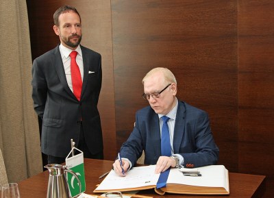 Na závěr své návštěvy na radnici se velvyslanec Tajammul Altaf podepsal do Pamětní knihy města Ostravy. Foto: B. Krzyžanek