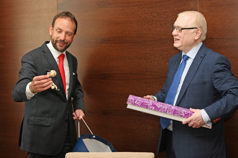 Mezi drobnými dárečky pro velvyslance nemohl chybět ostravský koník.