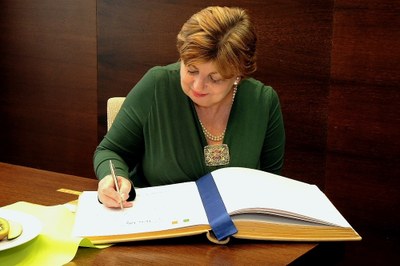 Velvyslankyně Alison Kellyová se podepisuje do pamětní knihy města. Snímky Jiří Urban