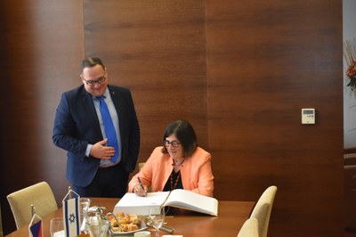 Její Excelence Anna Azari při zápisu do pamětní knihy města. Foto: MMO