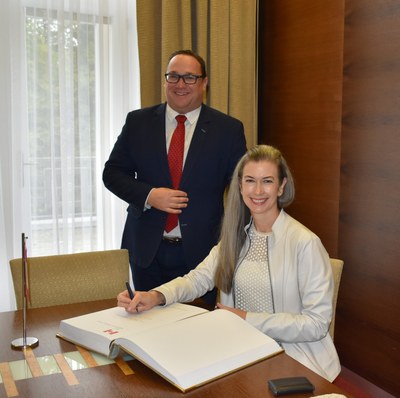 Její Excelence Emily McLaughlinová při zápisu do městské pamětní knihy. Foto: MMO