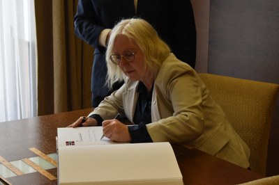 Její Excelence Snøfrid Byrløkken Emterud při zápisu do městské pamětní knihy. Foto: MMO