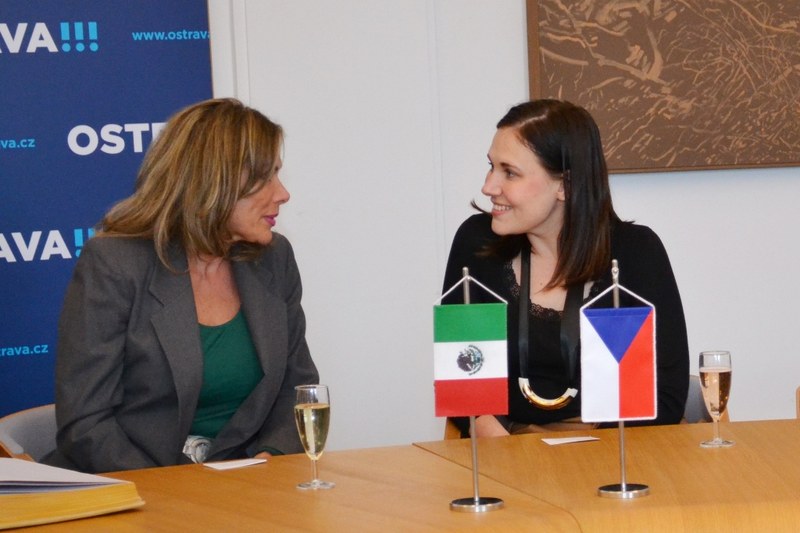 Náměstkyně primátora Andrea Hoffmannová s mexickou velvyslankyní. 