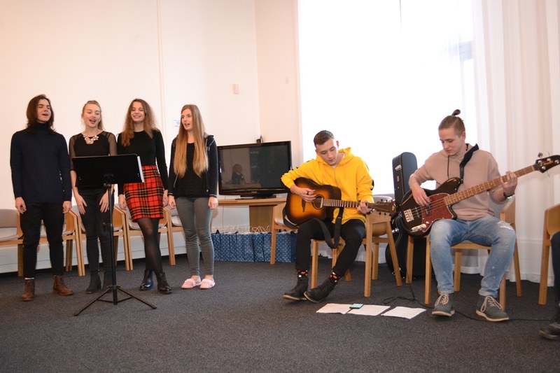 Studenti z hladnovského gymnázia zahráli a zazpívali latinskoamerické songy.  Studenti z hladnovského gymnázia zahráli a zazpívali latinskoamerické songy.