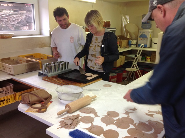 Novináři na návštěvě pekárny.