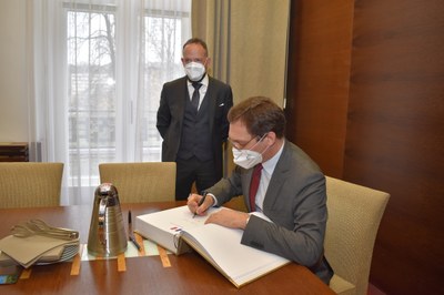 Francouzský velvyslanec Alexis Dutertre se zapsal do pamětní knihy města Ostravy. Foto: MMO 