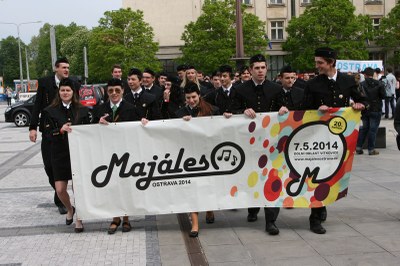 V čele majálesového průvodu kráčeli studenti VŠB-TUO v hornických krojích. Snímky B. Krzyžanek