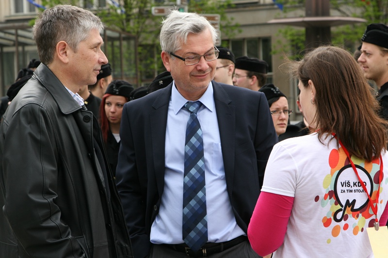 Se studenty se přišel pozdravit primátor Petr Kajnar.