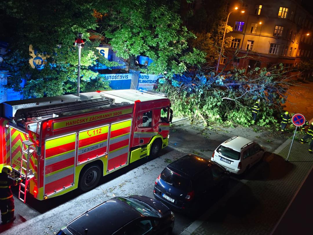 Hasiči měli včera v Ostravě plné ruce práce. Foto: MMO Hasiči měli včera v Ostravě plné ruce práce. Foto: MMO