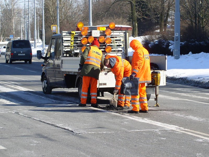 Oteplení umožnilo zahájení oprav výtluků Oteplení umožnilo zahájení oprav výtluků