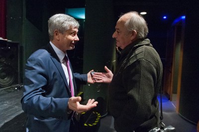 Na snímku Petr Kajnar diskutuje po skončení akce s jedním z účastníků. Foto: J. Zerzoň