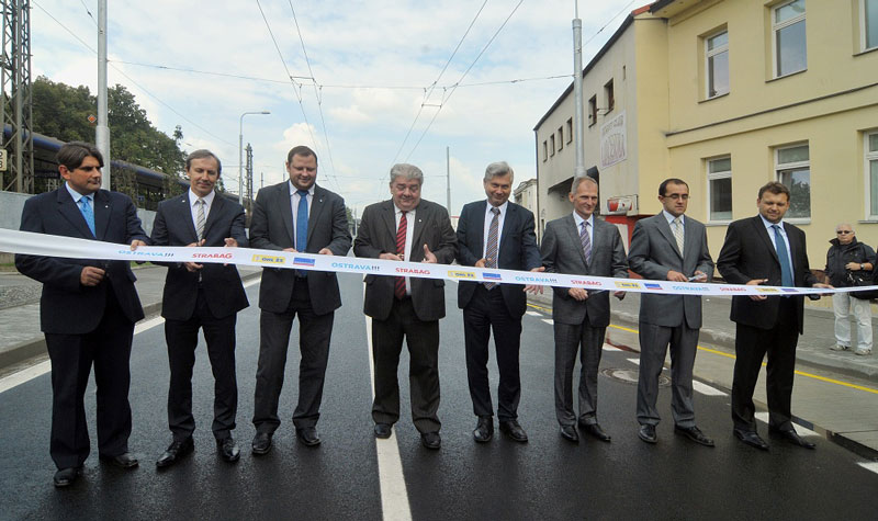 Slavnostní stříhání pásky na Porážkové ulici. Foto: J. Urban