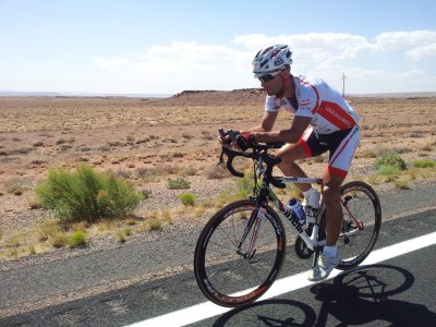 Reportáž Kdo spí, nevyhraje. 4800 km na kole za 12 dní, tedy 400 km denně - pouští, horami, nekonečnými rovinami a v protivětru. 