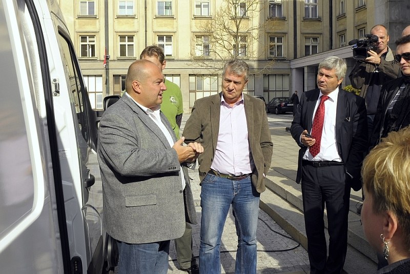 J. Bílek ze ZÚ, náměstek primátora D. Madej a primátor P. Kajnar