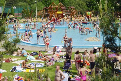 Kdo může, tráví parné dny na koupališti. Foto: archiv MMO