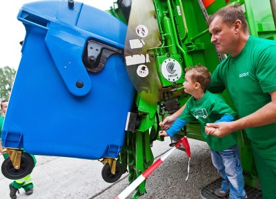 Pohled na vyprazdňování popelnice ze stupačky popelářského vozu patří určitě k silným zážitkům. Foto: OZO