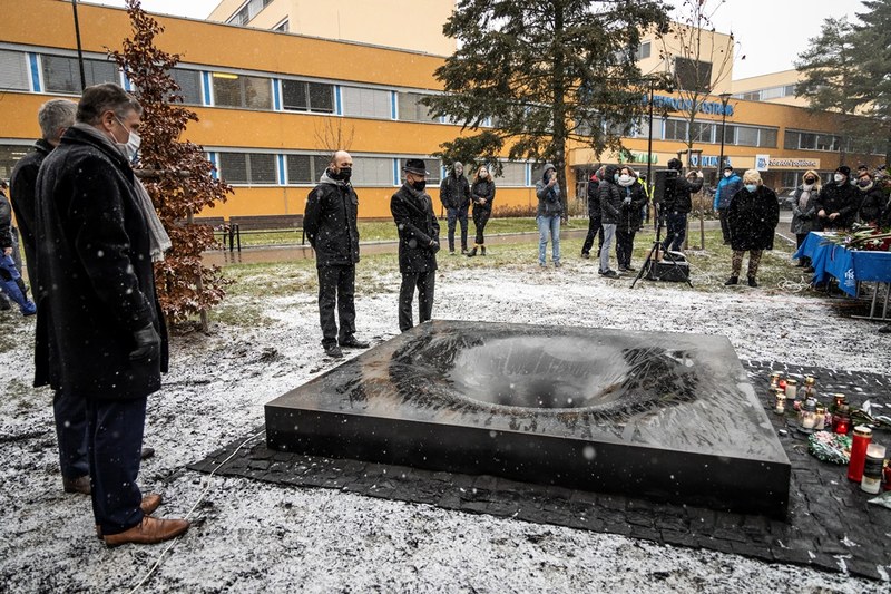 Památník před budovou Polikliniky Fakultní nemocnice Ostrava připomíná oběti střelby Památník před budovou Polikliniky Fakultní nemocnice Ostrava připomíná oběti střelby